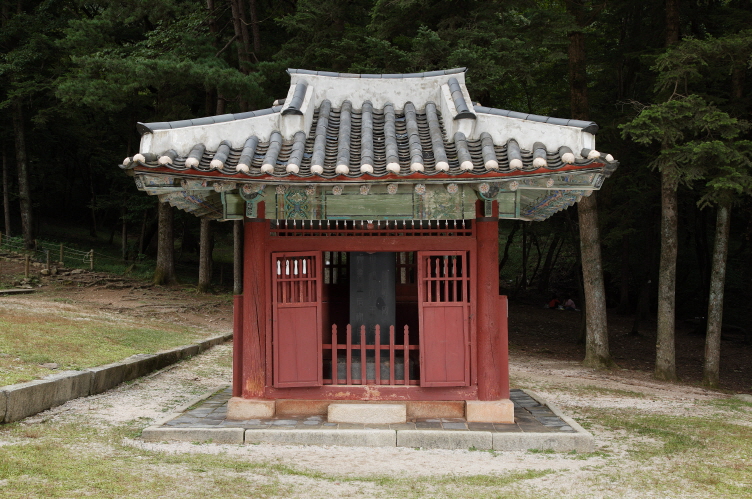 광릉의 비각 정면